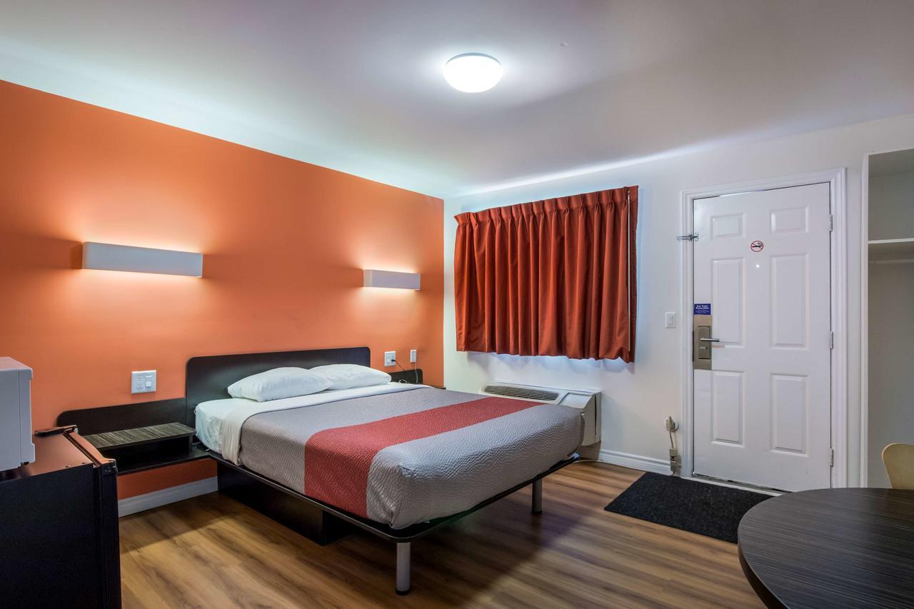 Hotel Motel 6-Sudbury, On 2*
